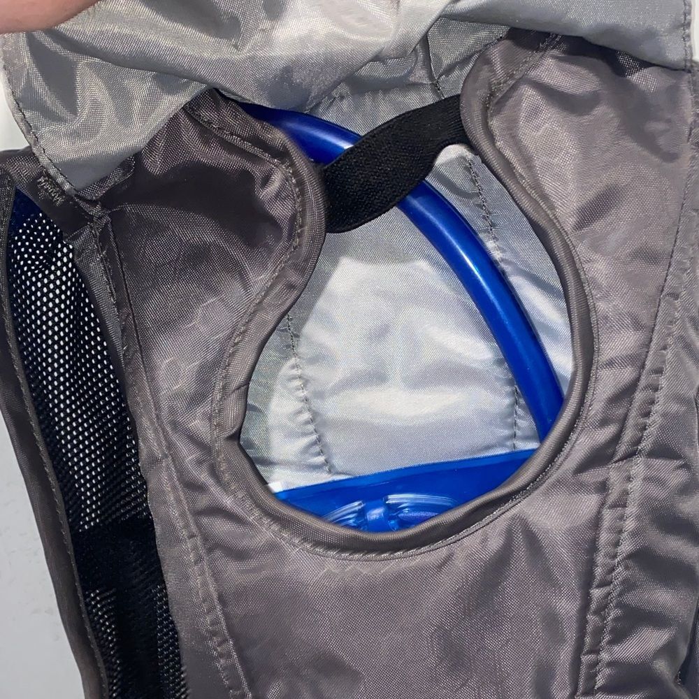 CamelBak Hydration Backpack 2.5 Liters Hiking Backpack - Picture 2 of 6